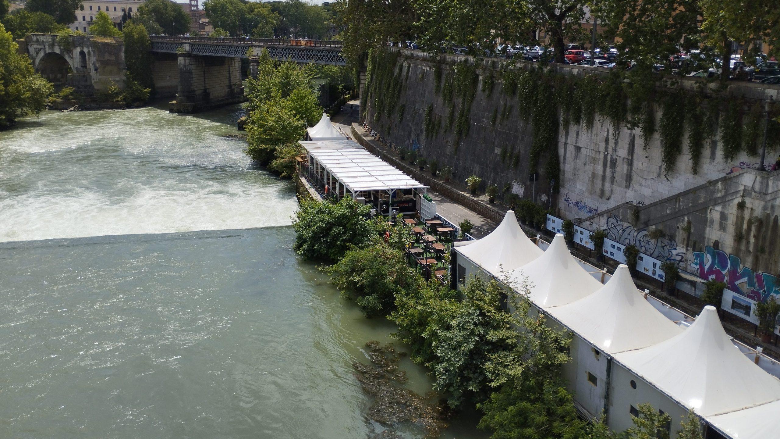 A lo largo de 1 km, se extiende por la orilla del río Tíber en Roma, con multitud de puestos de artesanía, ocio y gastronomía.