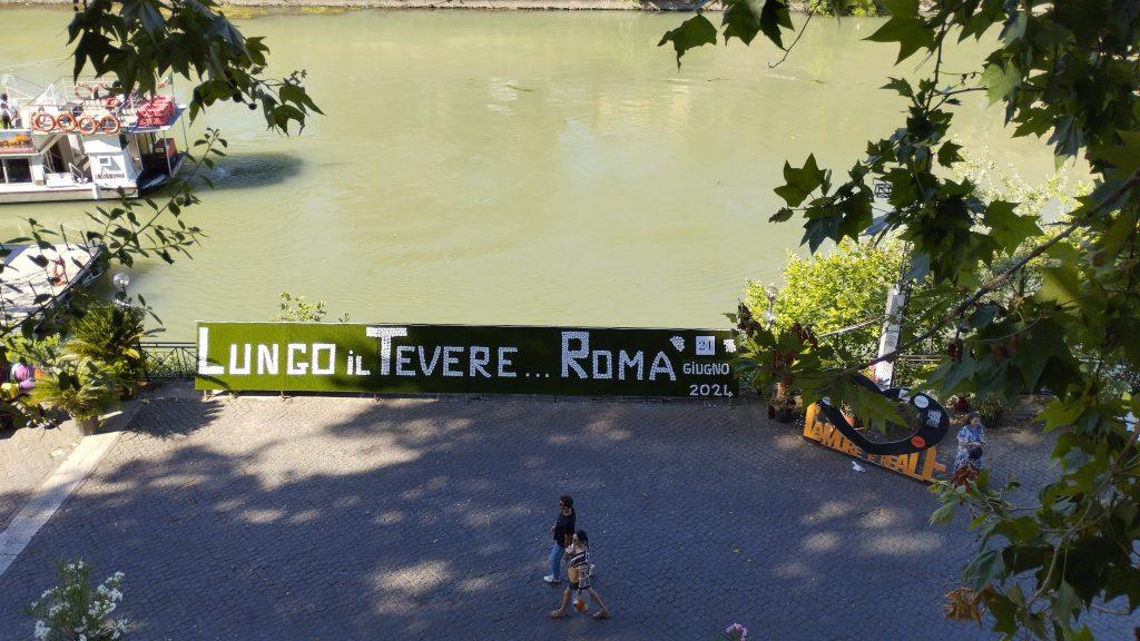 Lungo il Tevere es un evento que tiene lugar en los meses de verano en el Tíber y donde puedes comer en alguno de sus restaurantes.