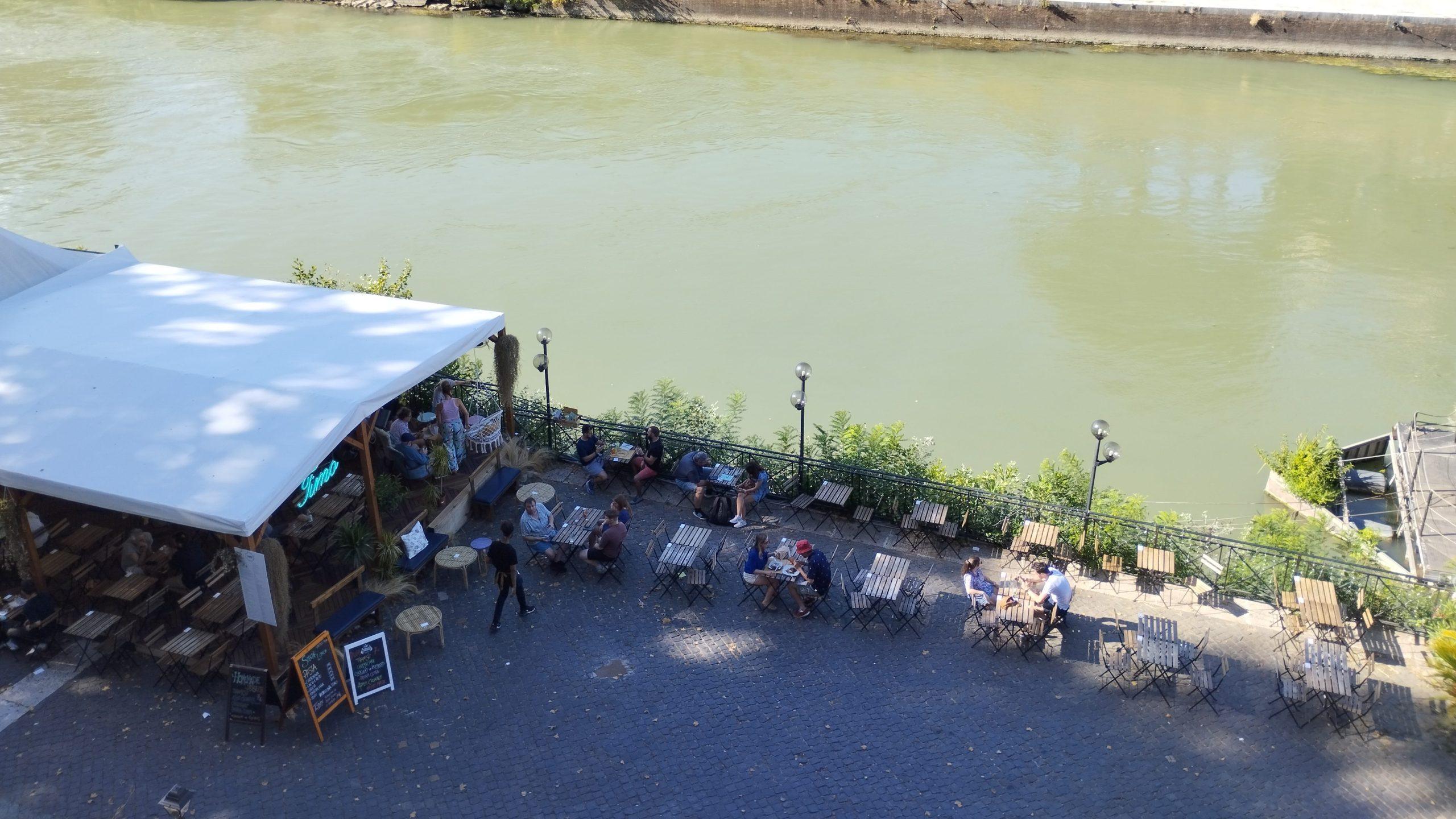 También hay una gran oferta gastronómica en Lungo il Tevere... Roma, con restaurantes variados que ofrecen diferentes opciones de comida y bebida.