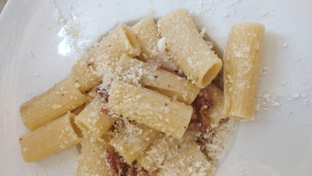 Es fácil comer pasta en Roma de forma económica, ya que los platos suelen rondar los 10-20€.