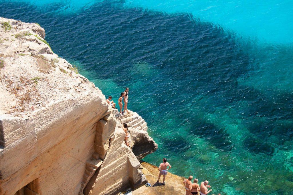 Bue Marino es una cala con vistas impresionantes y un paisaje rocoso típico de la isla.