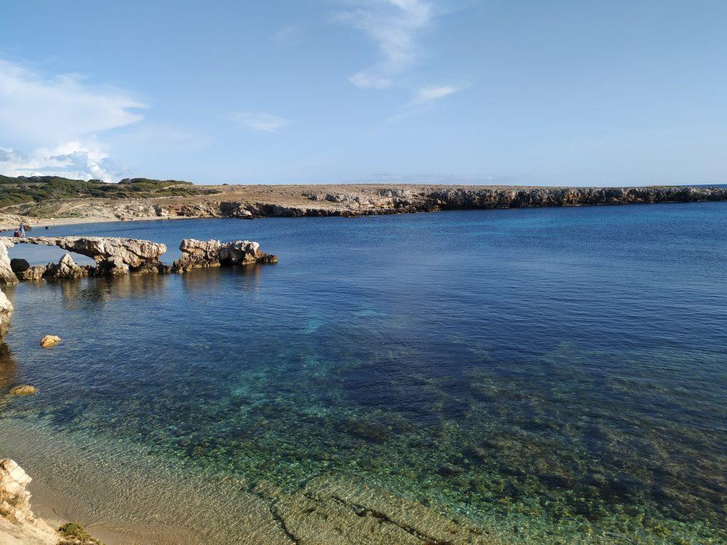 Cala Rotonda es una playa menos turística, al estar más alejada del pueblo de Favignana, pero el espectáculo visual que ofrecen sus rocas y su agua es impresionante.