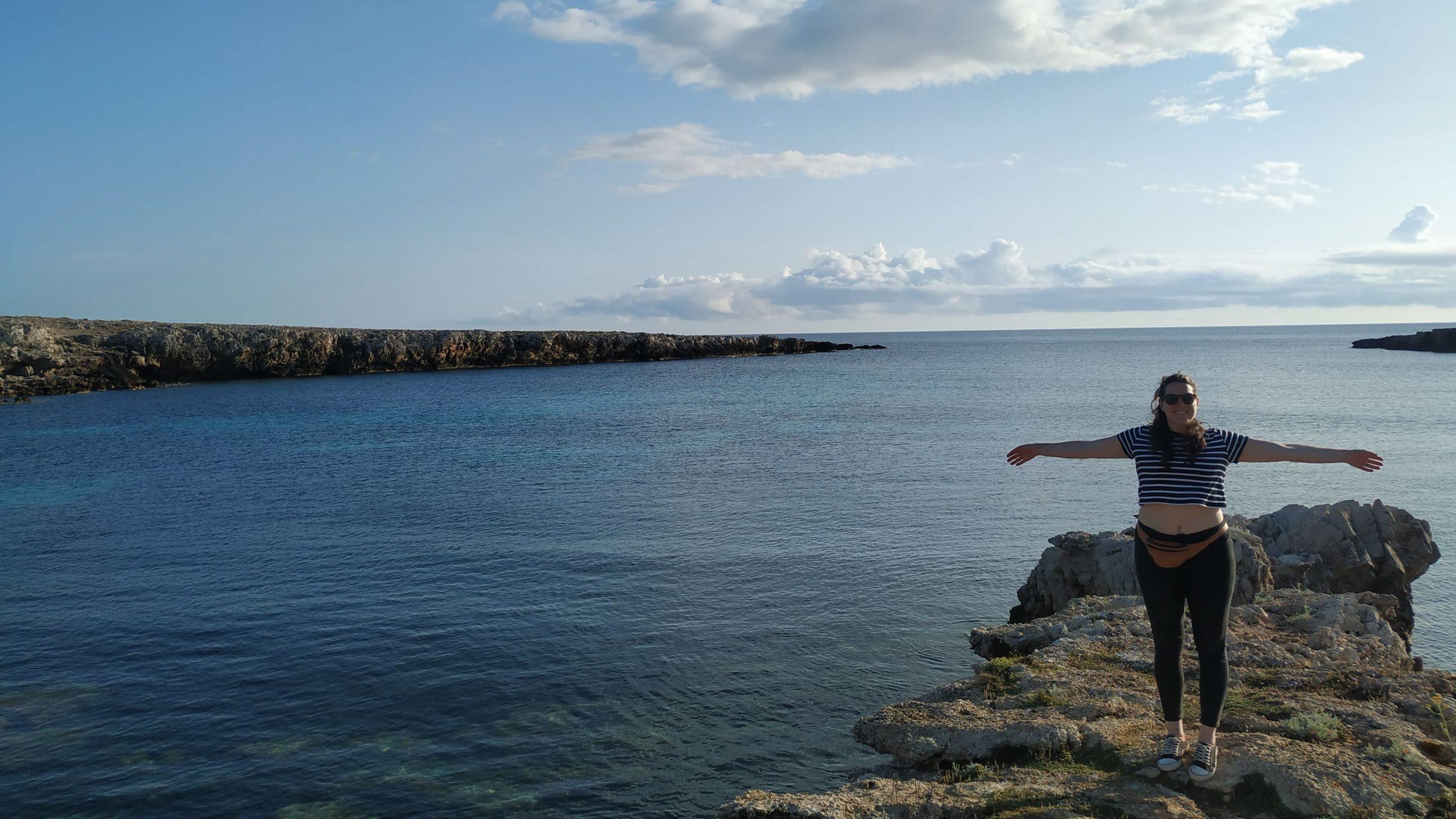 Qué ver en Favignana en un día: con esta imagen en Cala Rotonda te cuento mi itinerario por la isla.