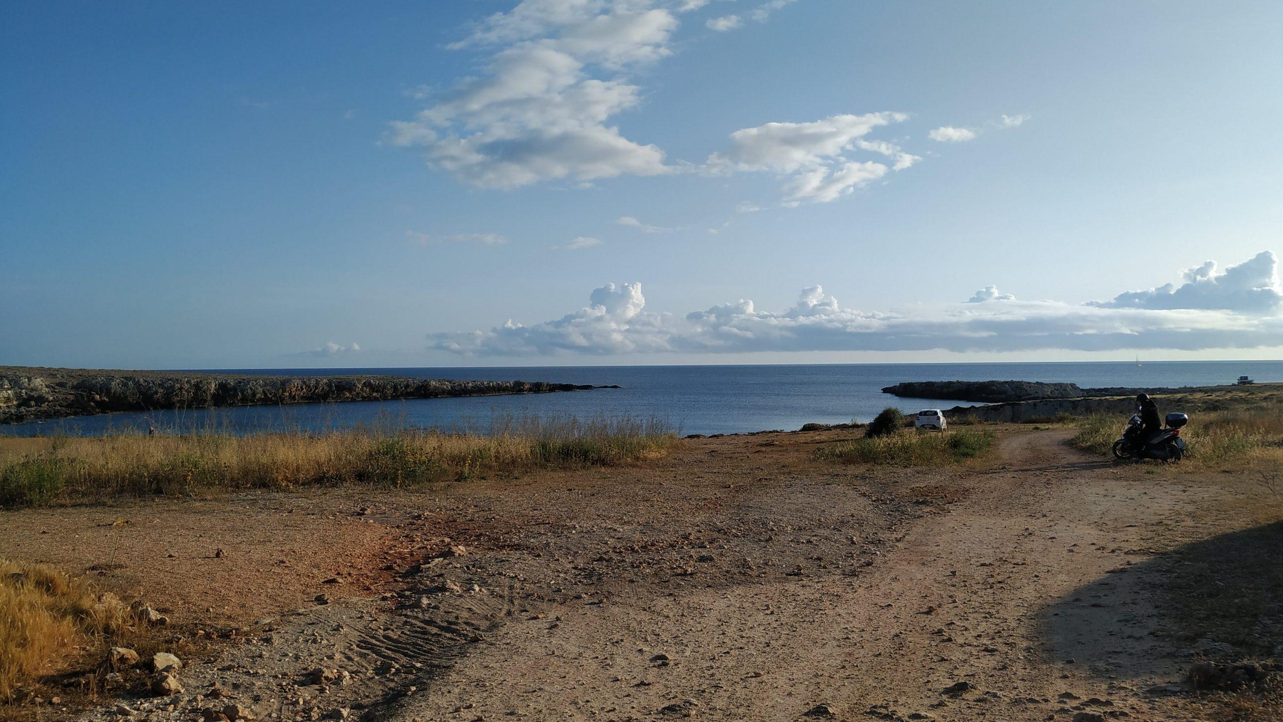 Moverse por la isla de Favignana en moto es una opción cómoda y rápida para no perderte ningún punto de interés.