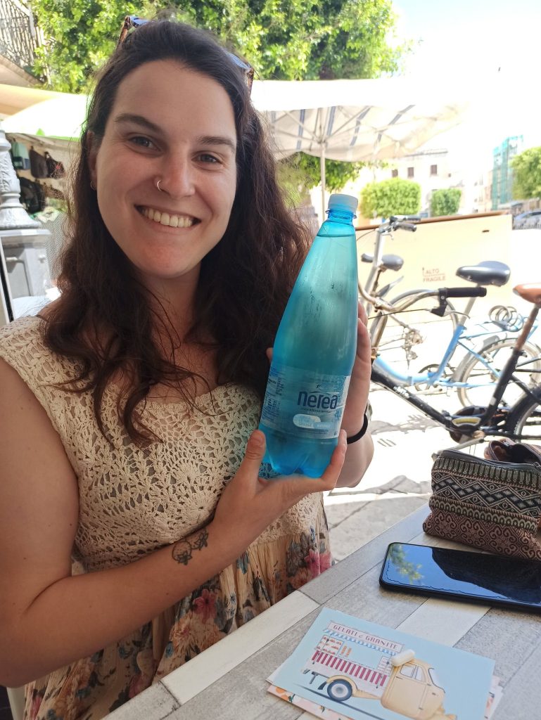Botella de agua con mi nombre en un bar de Favignana