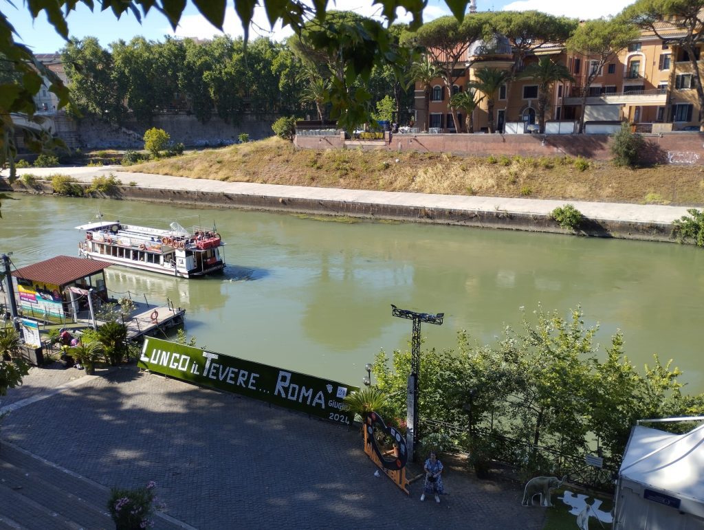 Lungo il Tevere es un evento que tiene lugar en los meses de verano en el Tíber y donde puedes comer en alguno de sus restaurantes.