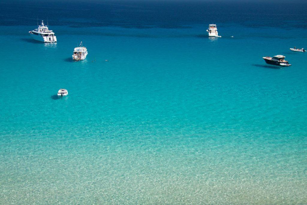 Cala Azzurra, una playa de Favignana ideal para bañarse.