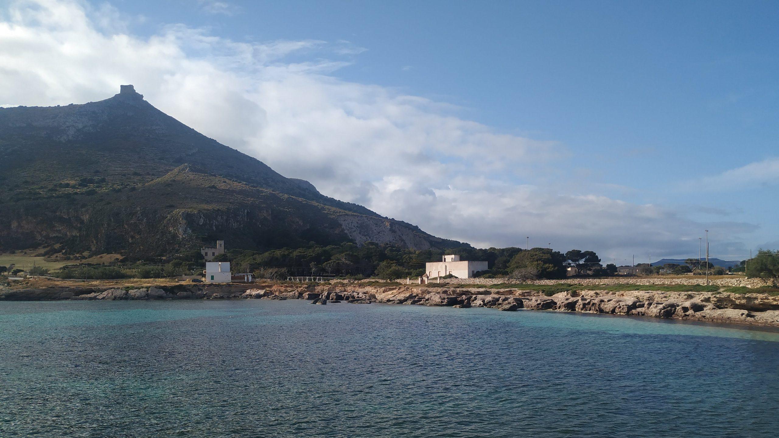 Monte Santa Caterina desde la playa Spiaggia Marasolo, en la isla de Favignana, Sicilia, Italia.