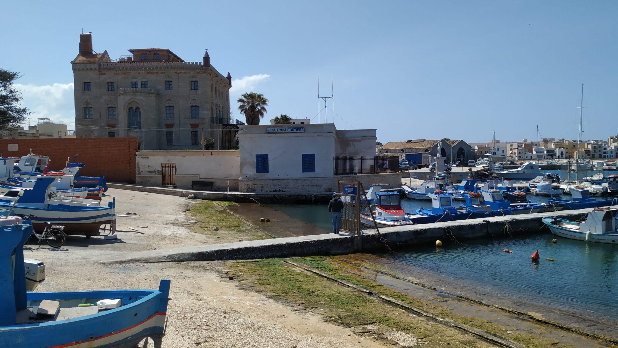 Palacio de Florio junto al puerto de Favignana.