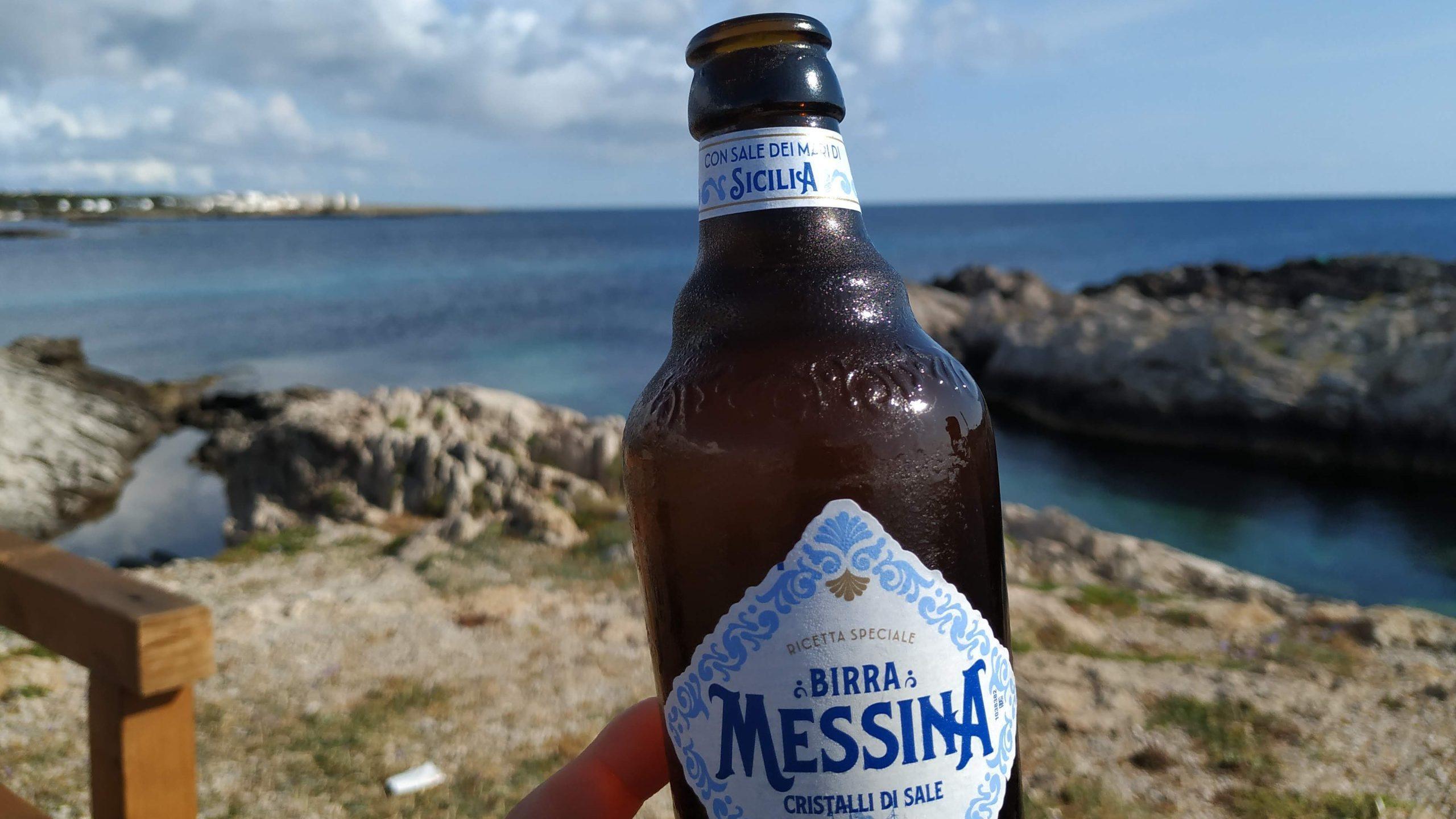 En Punta Sottile hay un bar en el que puedes disfrutar de una bebida y un rato de desconexión con el faro a un lado y el mar al otro.