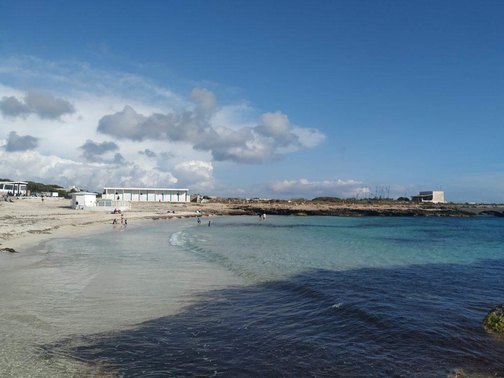 Lido Burrone es una playa idónea en Favignana para tumbarse y echar la tarde, ya que no tiene guijarros, es de arena fina.