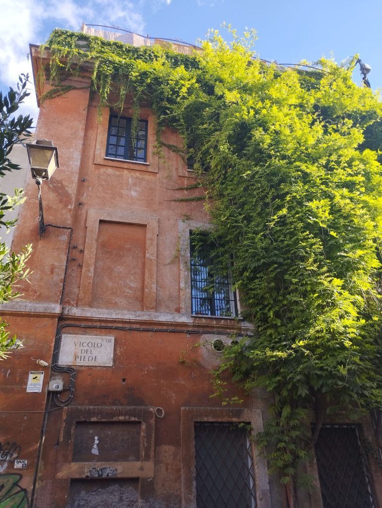 Trastevere es una de las zonas que, por su amplia oferta, permite comer barato en Roma sin problema.