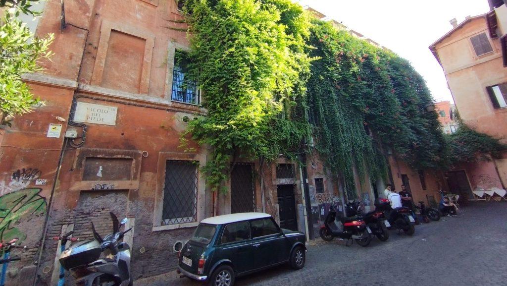 Trastevere es una de las zonas que, por su amplia oferta, permite comer barato en Roma sin problema.