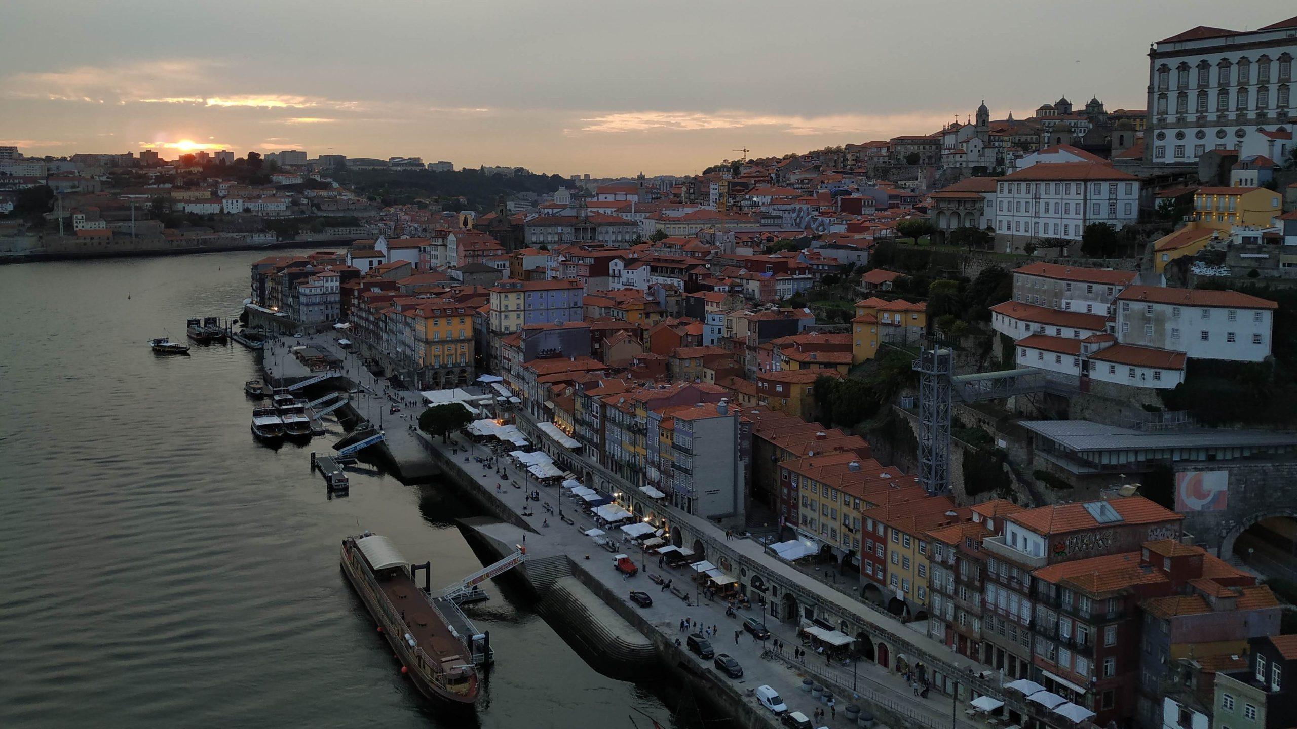 Ver atardecer en Oporto es una delicia: descúbrelo cruzando el Puente Don Luis I.