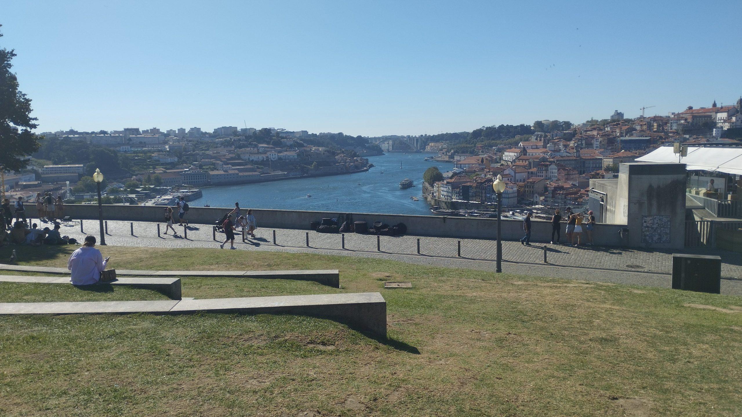 Jardim do Morro, un parque en la parte alta de Vila Nova de Gaia, desde donde puedes ver el atardecer o escuchar música en directo, además de coger el funicular.