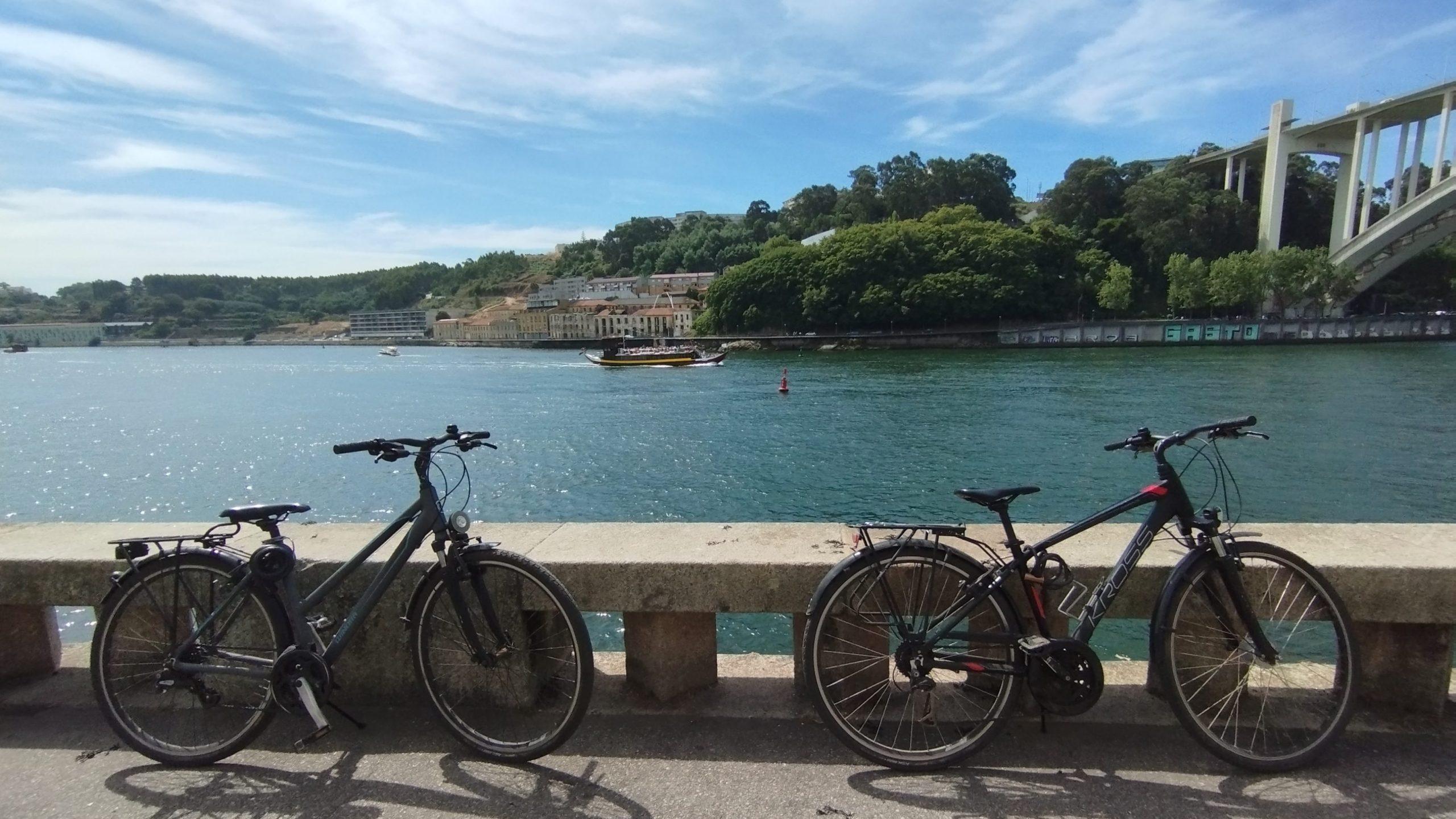 Conocer Oporto y alrededores con alguna ruta en bici. Mi preferida: la que va desde Baixa hasta Matosinhos, pasando por Foz do Douroy viendo alguno de los puentes de Oporto.