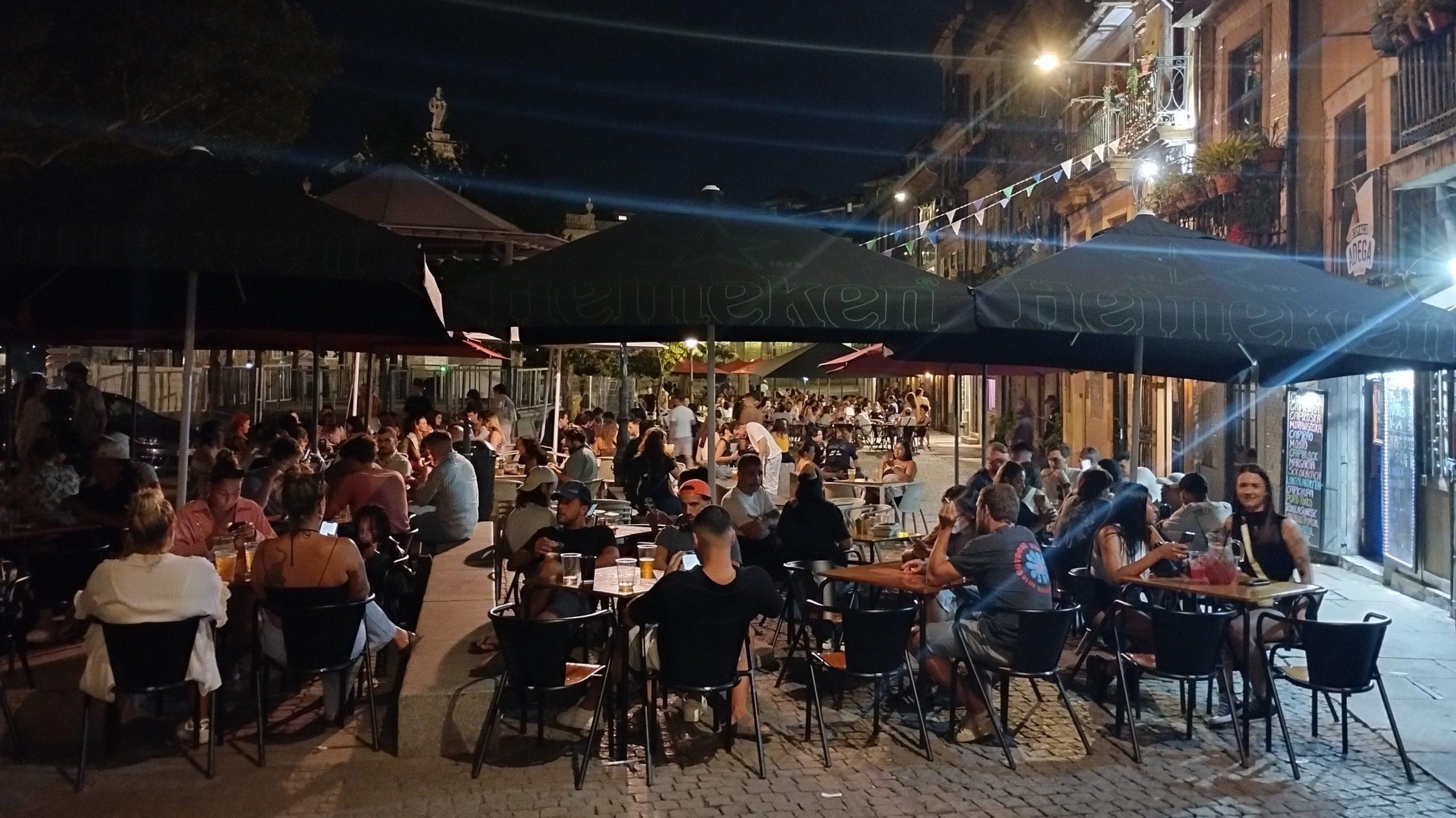 Las terrazas de Piolhos se llenan de gente, sobre todo, jóvenes, que disfrutan de unas cervezas o bebidas refrescantes en un ambiente budget-friendly.