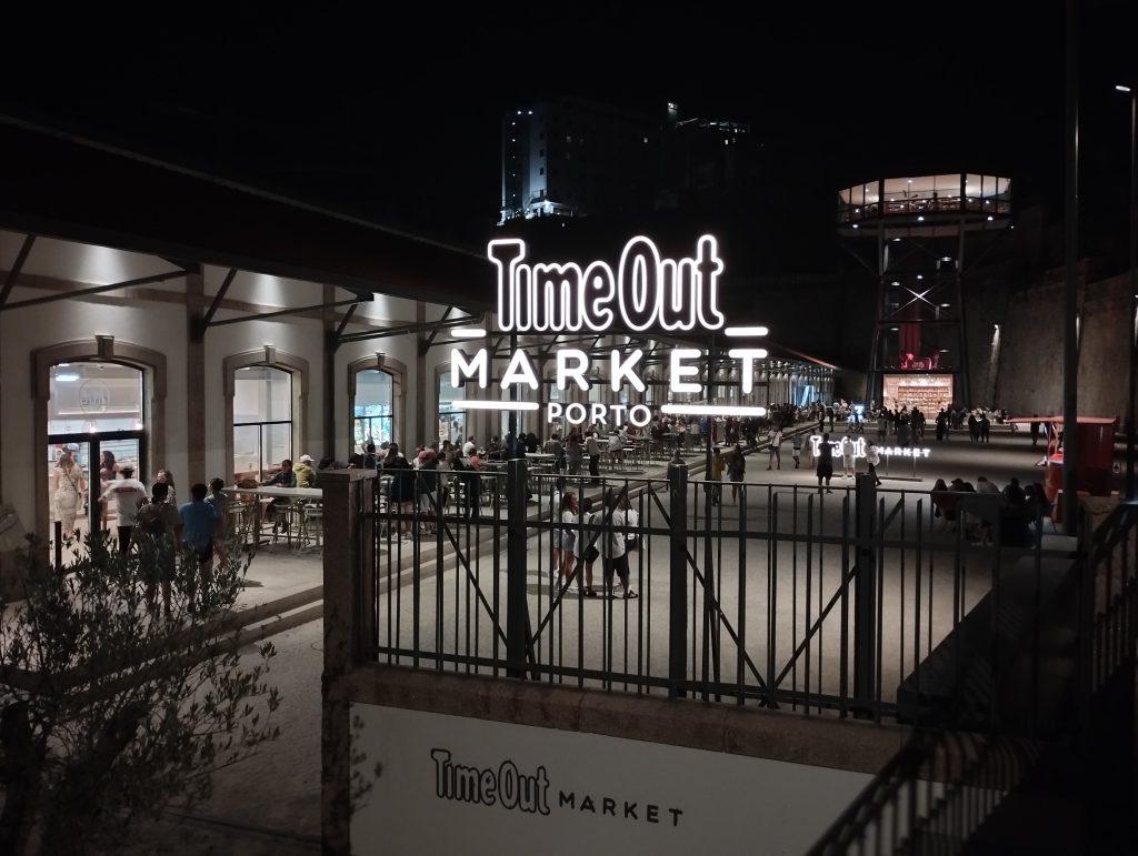 Este mercadillo en Oporto diurno y nocturno es perfecto para comer y tomar algo un sábado, pero también entre semana.