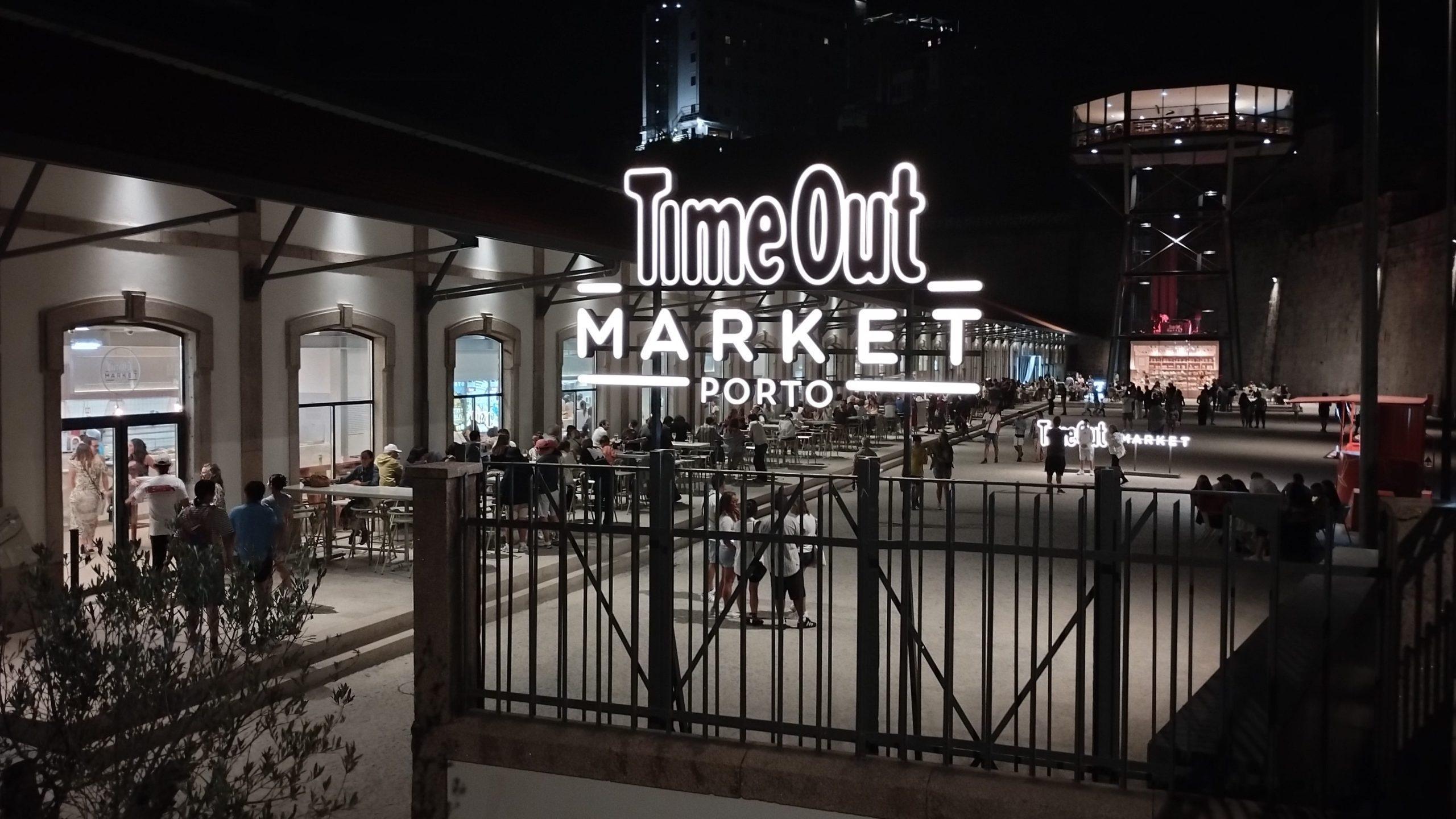 Este mercadillo en Oporto diurno y nocturno es perfecto para comer y tomar algo un sábado, pero también entre semana.