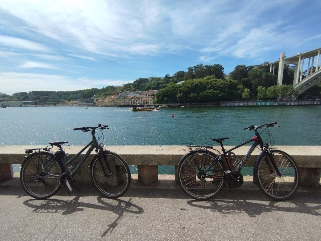 Conocer Oporto y alrededores con alguna ruta en bici. Mi preferida: la que va desde Baixa hasta Matosinhos, pasando por Foz do Douroy viendo alguno de los puentes de Oporto.