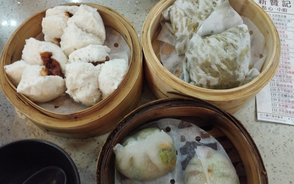 Platos de dim sum cocinados al vapor.