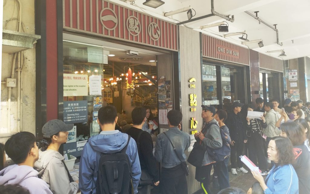 Colas en un famoso restaurante donde comer dim sum en Hong Kong.