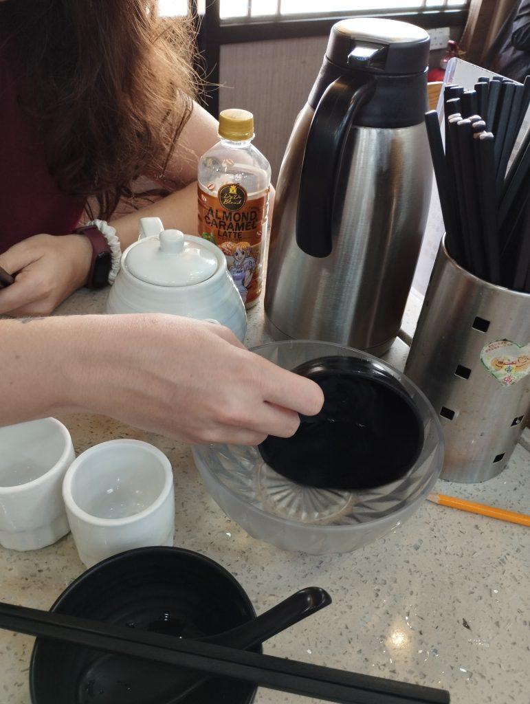 Una curiosidad de Hong Kong que puede convertirse en un error de turista principiante: beber el agua de las jarras en vez de usarla para limpiar tus platos antes de comer