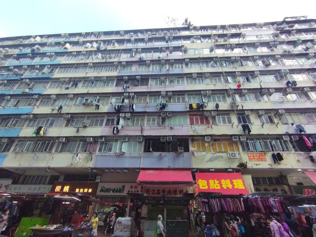 Bloque de viviendas pequeñas en Hong Kong, en el barrio de Sham Shui Po.