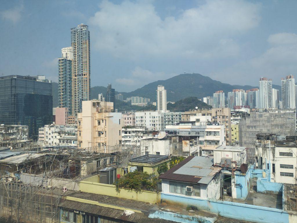 Las viviendas ilegales en las azoteas de los edificios, uno de los problemas de Hong Kong.