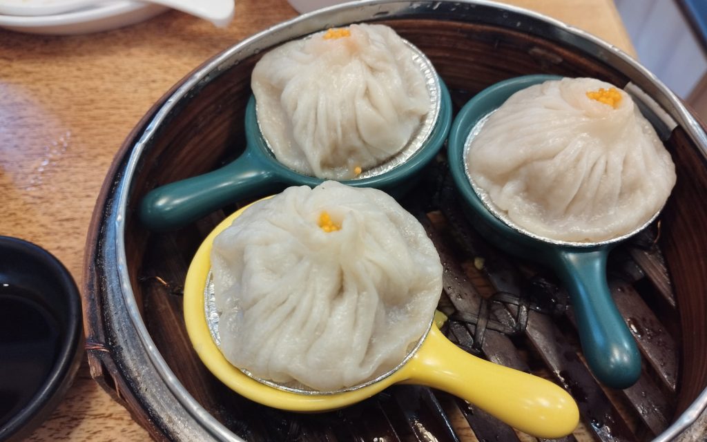 Xialongbao, soup dumplings, servidos en una vaporera hongkonesa.