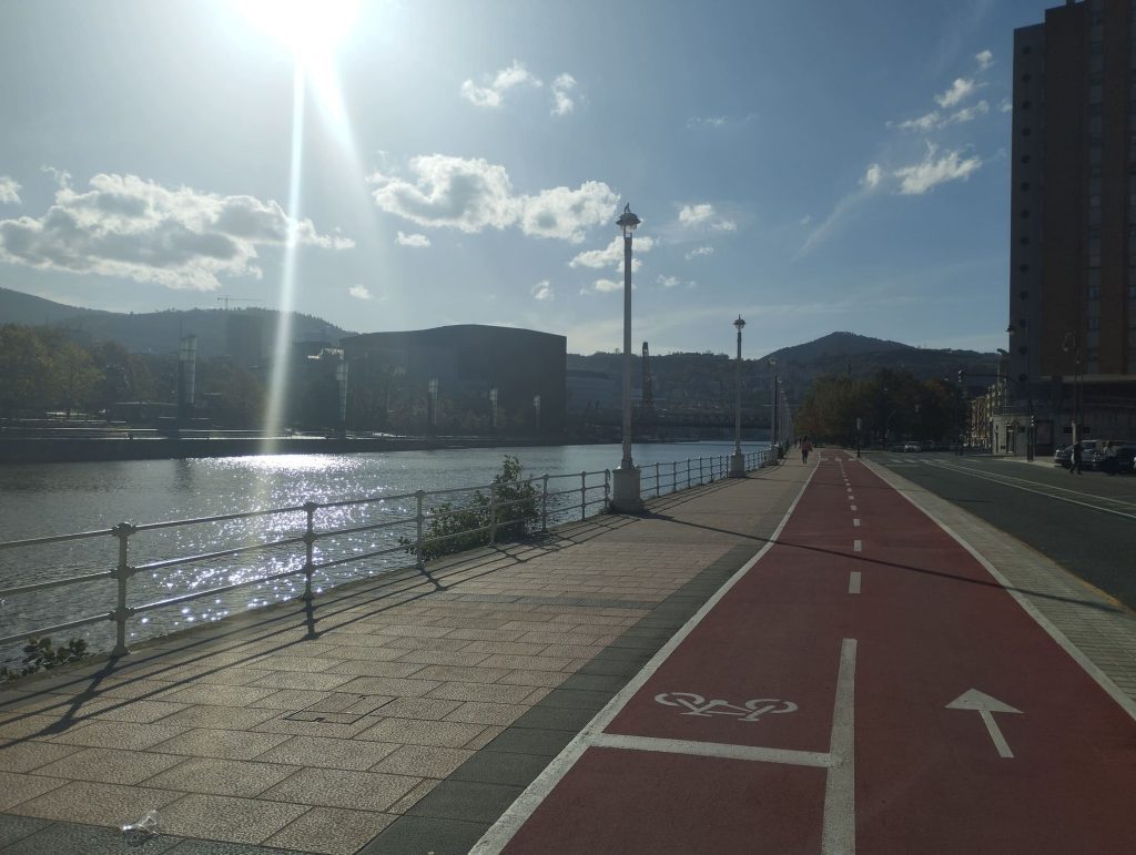 Bidegorri (carril bici) por Bilbao, perfecto para recorrerlo rápidamente