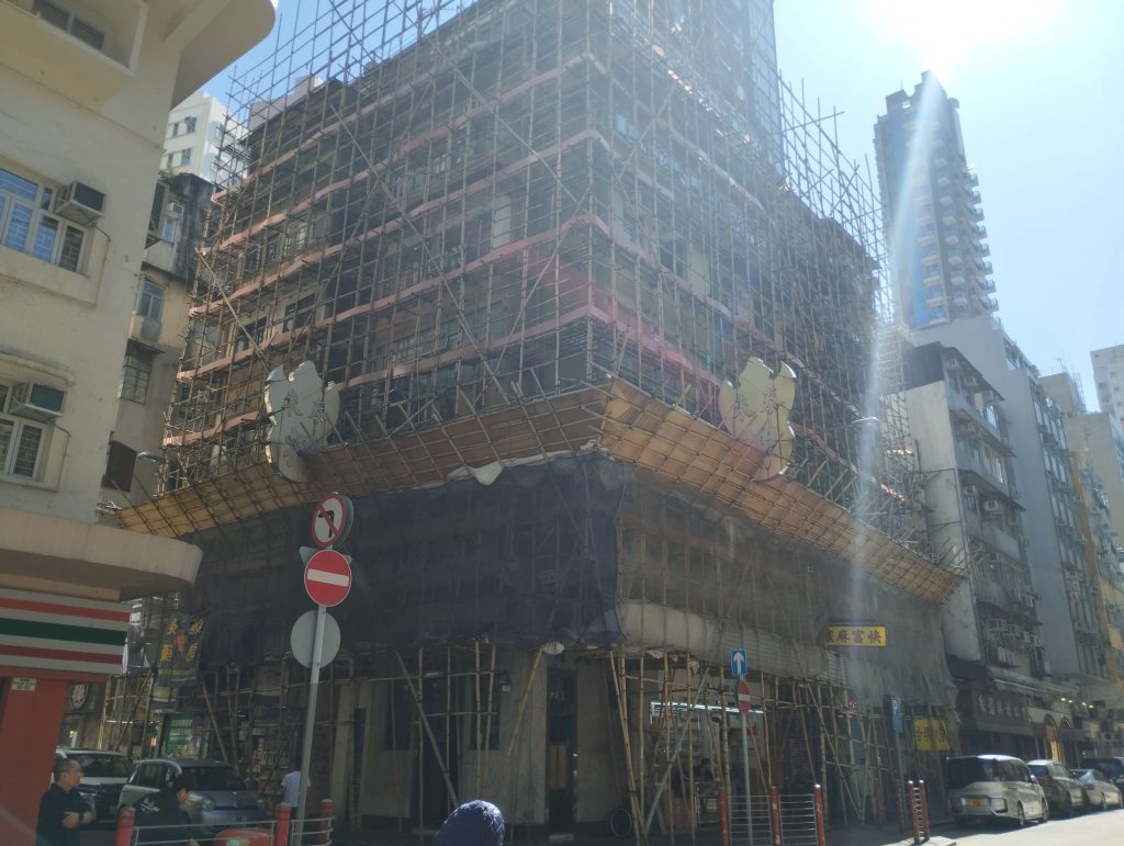 Edificio de Hong Kong con un andamio de bambú