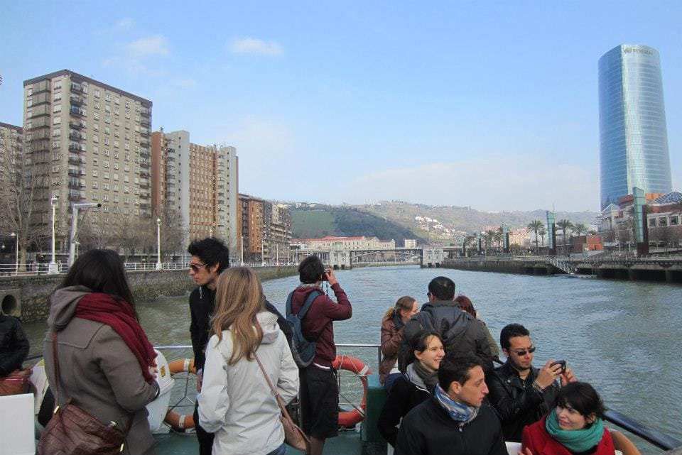 Barco por la ría de Bilbao