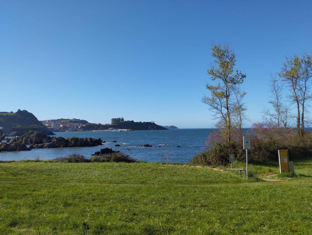 Desde la entrada a Perlora se puede ver el vecino pueblo de Candás