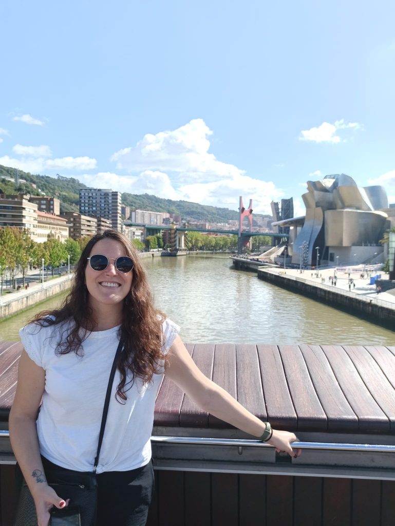 De visita por Bilbao, con la ría, el Guggemheim y el Puente de la Salve al fondo