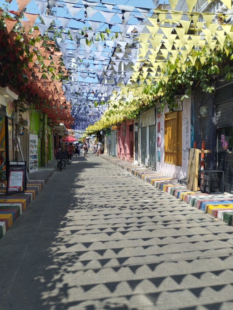 Banderas en el barrio de Getsemaní, uno de los que ver en Cartagena de Indias sin falta