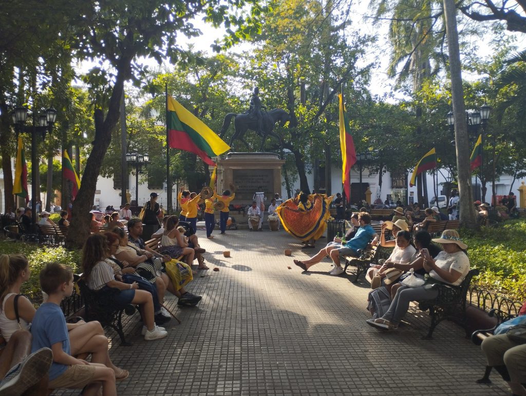 Bailes tradicionales en la Plaza Bolívar, durante el día