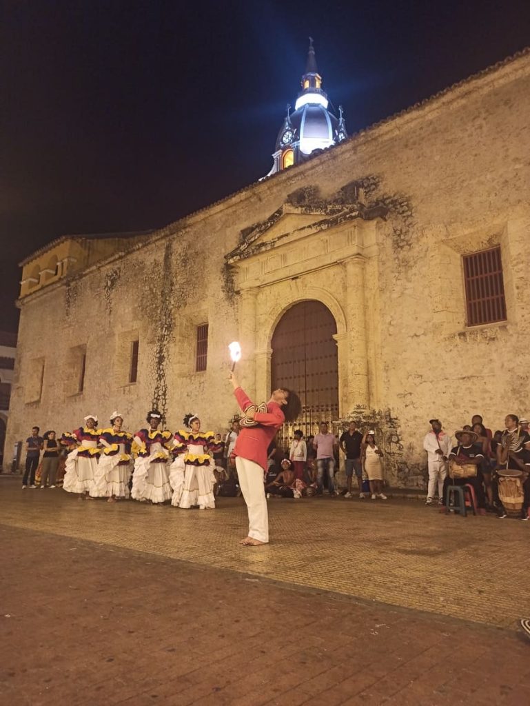 Espectáculo de danza y música en la Plaza de la Proclamación, al caer la noche.