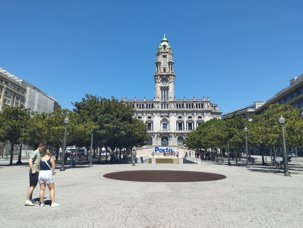 Plaza de los Aliados, uno de los sitios que ver en Oporto vayas los días que vayas.