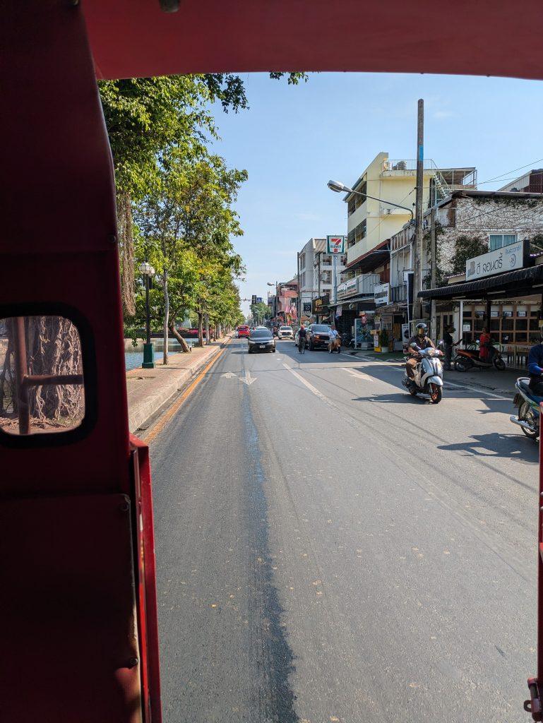 Vistas a bordo de un songthaew típico de Chiang Mai