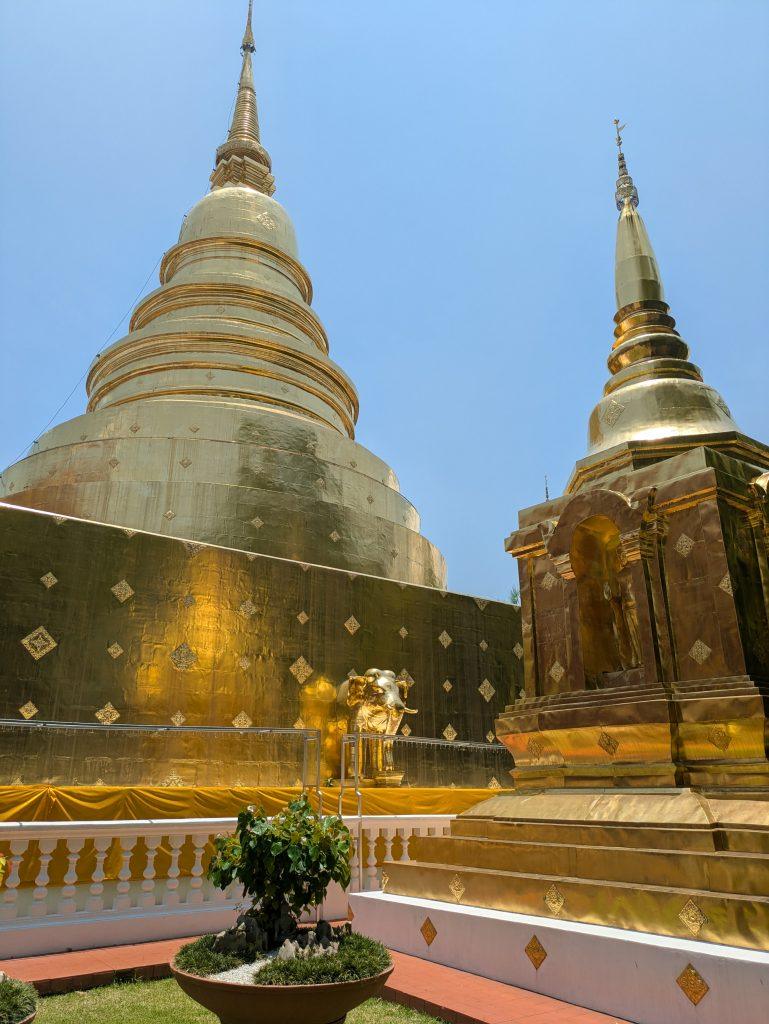 Estupas doradas de Wat Phra Singh Woramahawihan