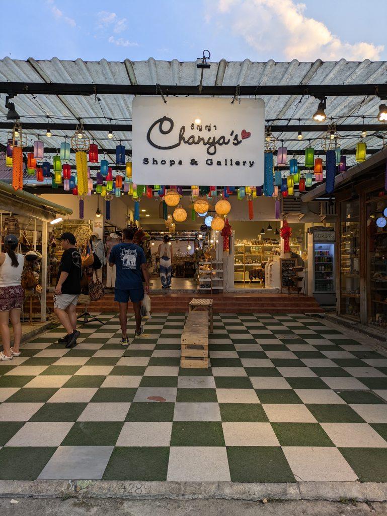 Galería con diferentes tiendas en Chiang Mai