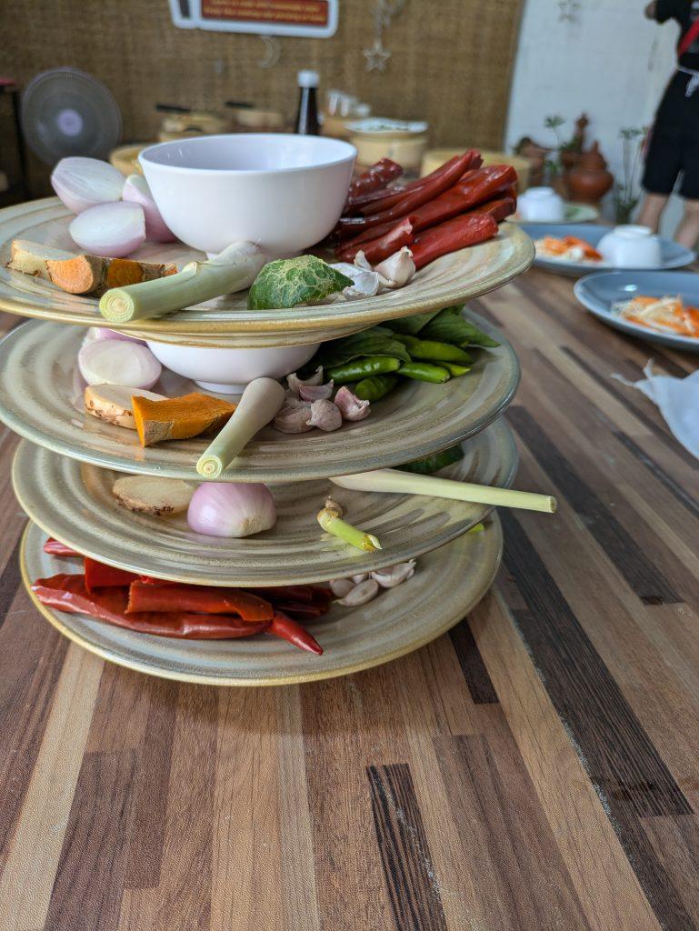 Platos con ingredientes listos para cocinar comida tailandesa
