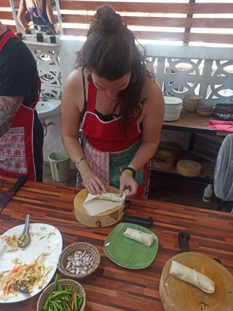 Nerea en una clase de cocina en Chiang Mai