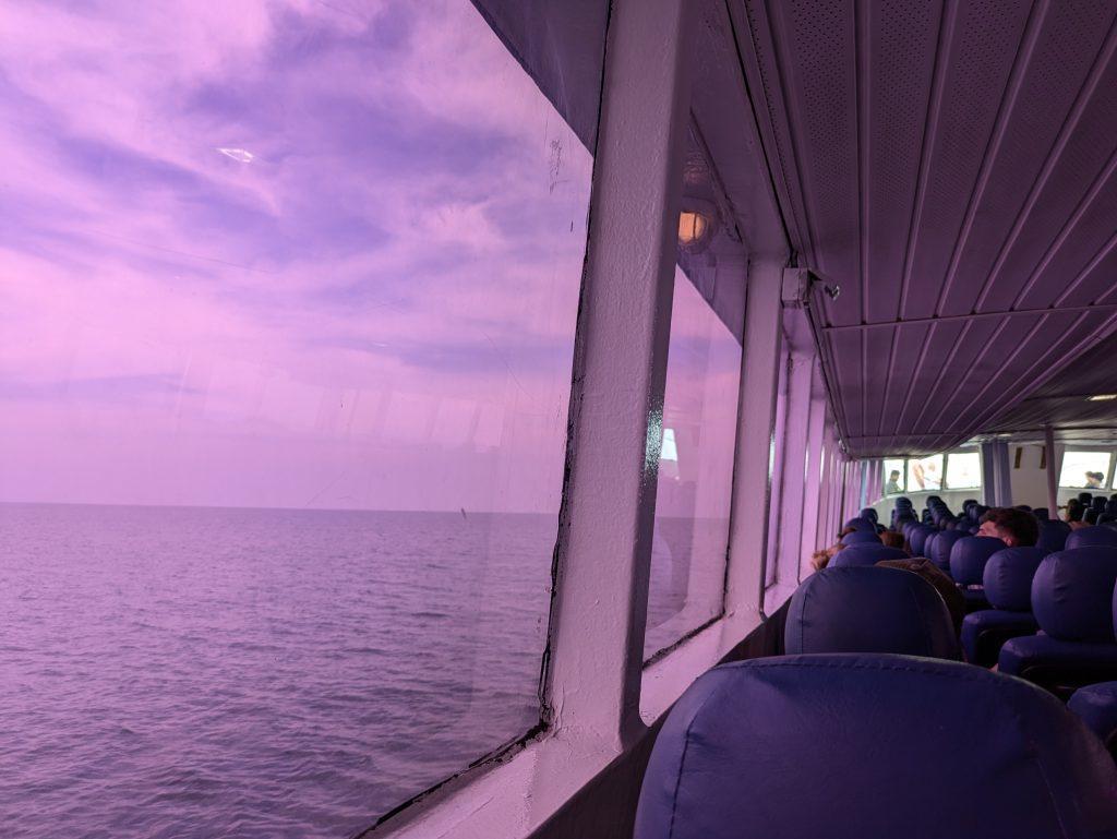 Interior del ferry que conecta el archipiélago de Tailandia y las islas