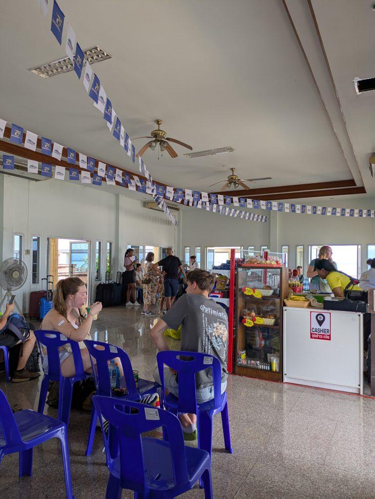 Zona de espera entre el trayecto en autobús y el viaje en ferry para llegar a Koh Samui
