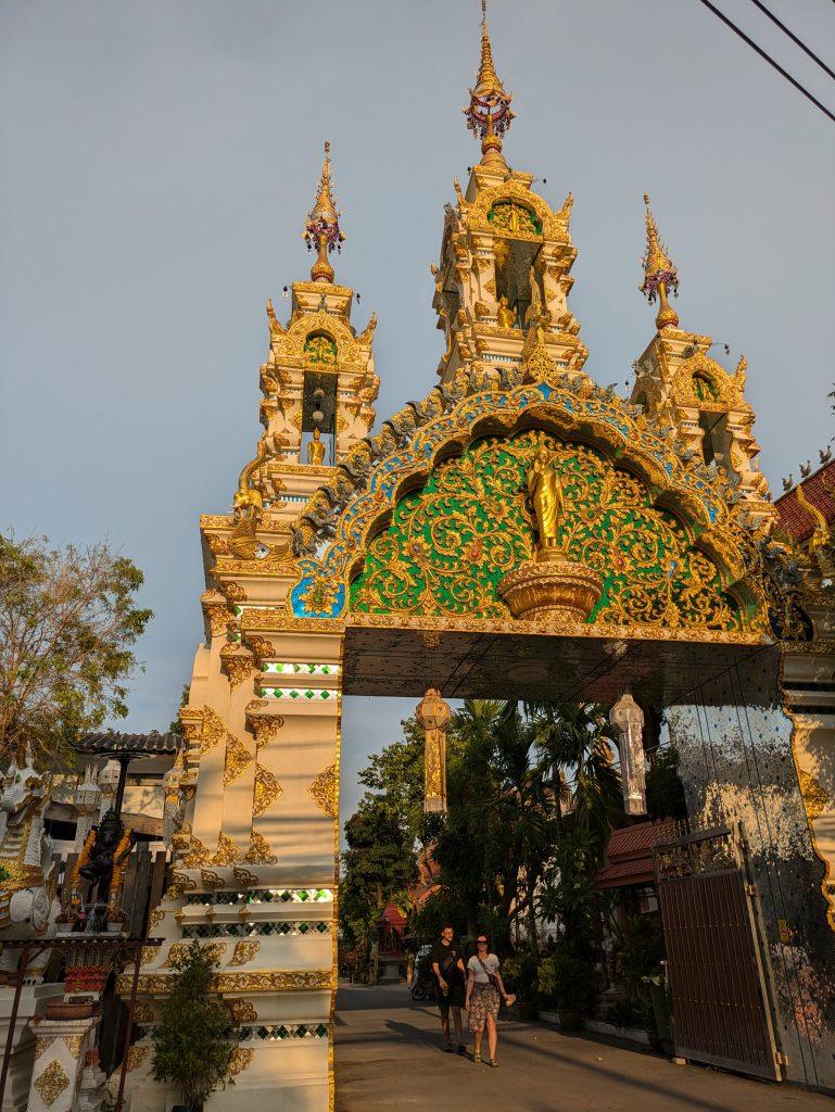 Arco de acceso a Wat Lam Chang, junto a la escultura de un elefante