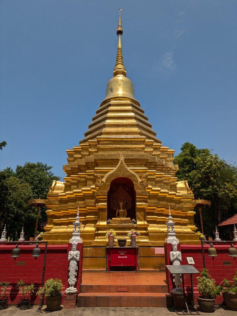 Impresionante estupa dorada de Wat Phan On