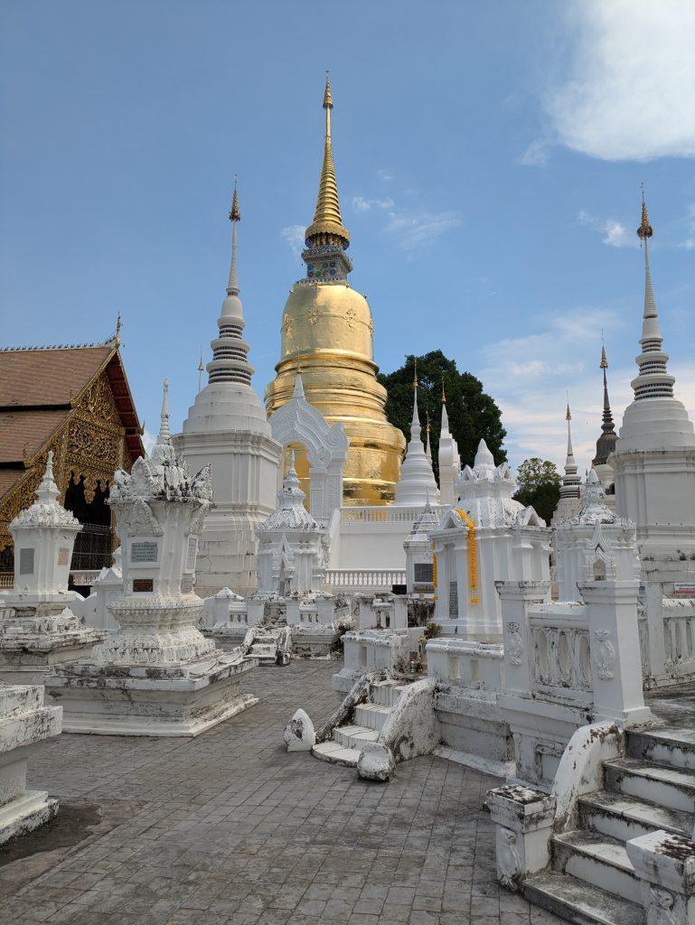 Estupa dorada de Wat Suan Dok entre mausoleos de la realeza