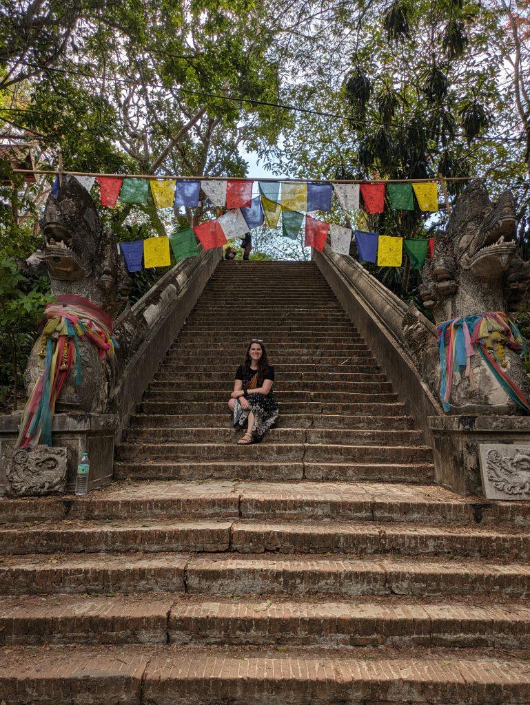 Visitando Wat Umong, en la escalera que da acceso a la estupa